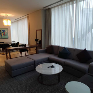 Der Wohnbereich der Sky Three Bedroom Suite im Aleph Doha Residences, Curio Collection by Hilton