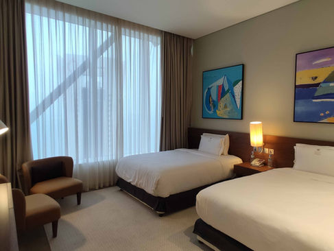 Das Schlafzimmer in der Sky Three Bedroom Suite im Aleph Doha Residences, Curio Collection by Hilton