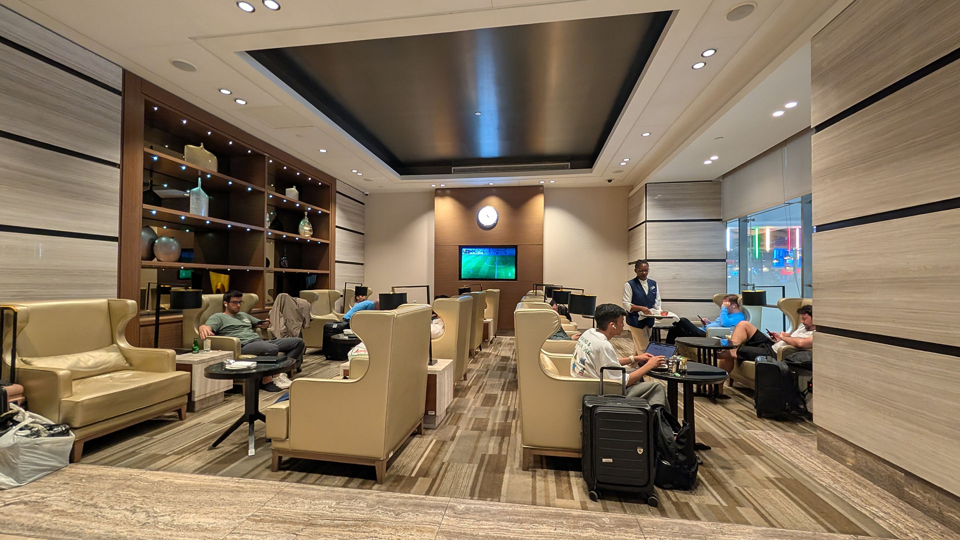 Sessel zum relaxen in der Ahlan First Class Lounge am Flughafen Dubai