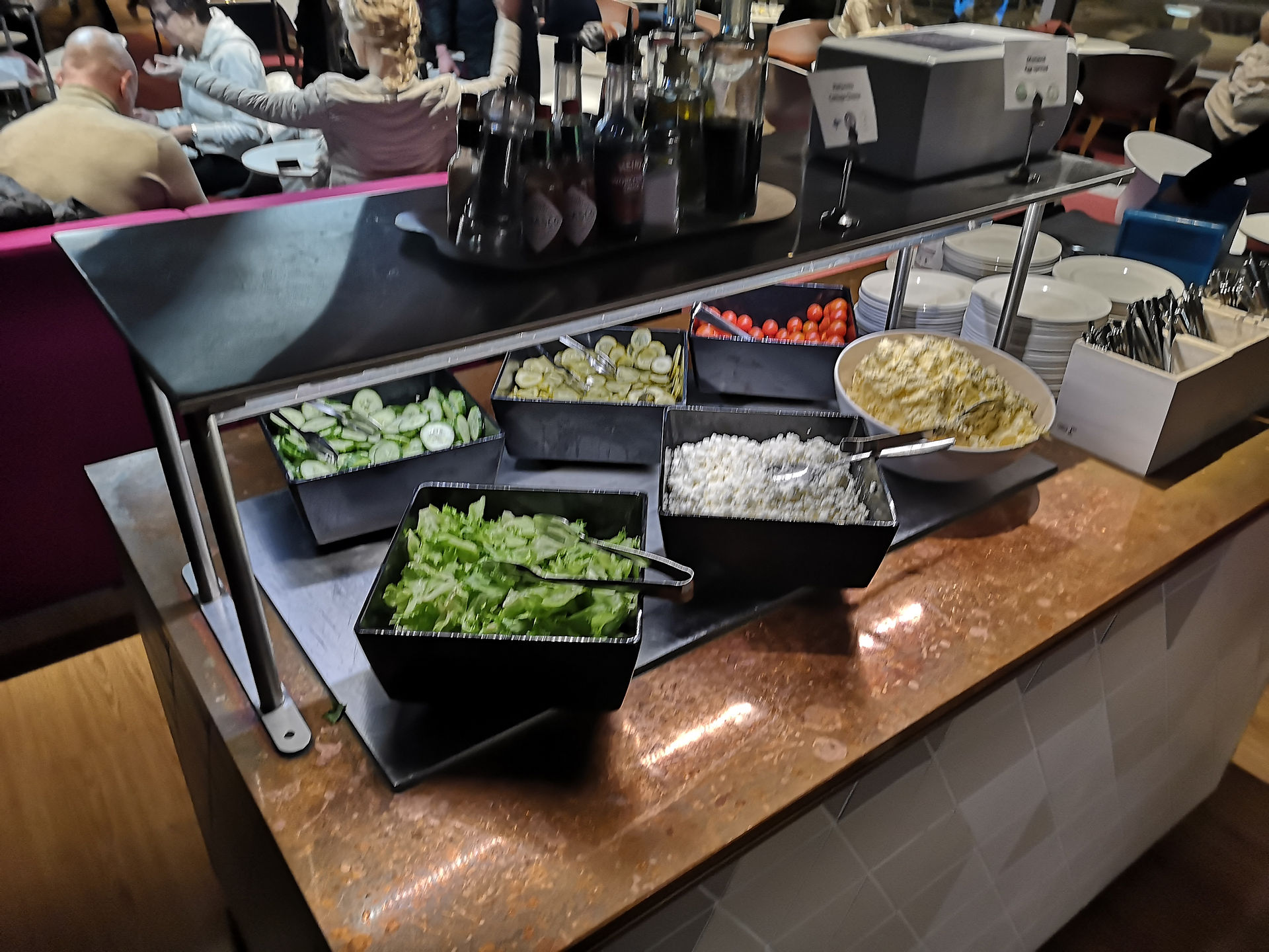 Aspire Lounge Helsinki Airport Salattheke