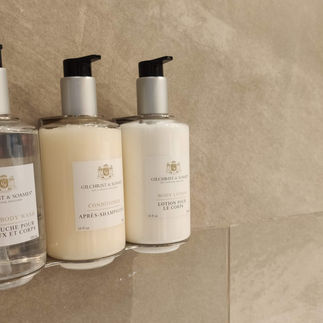 Die Pflegeprodukte von Gilchrist & Soames in der Sky Three Bedroom Suite im Aleph Doha Residences, Curio Collection by Hilton
