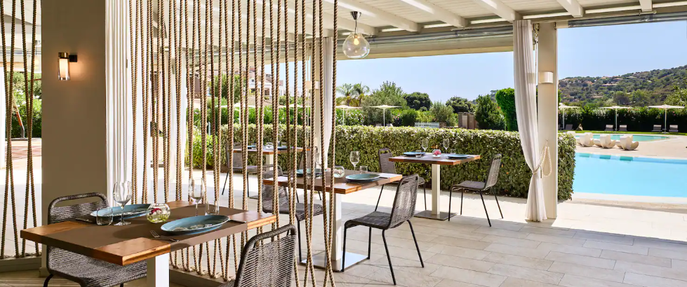 Poollandschaft und Restaurant eines Hilton Hotels