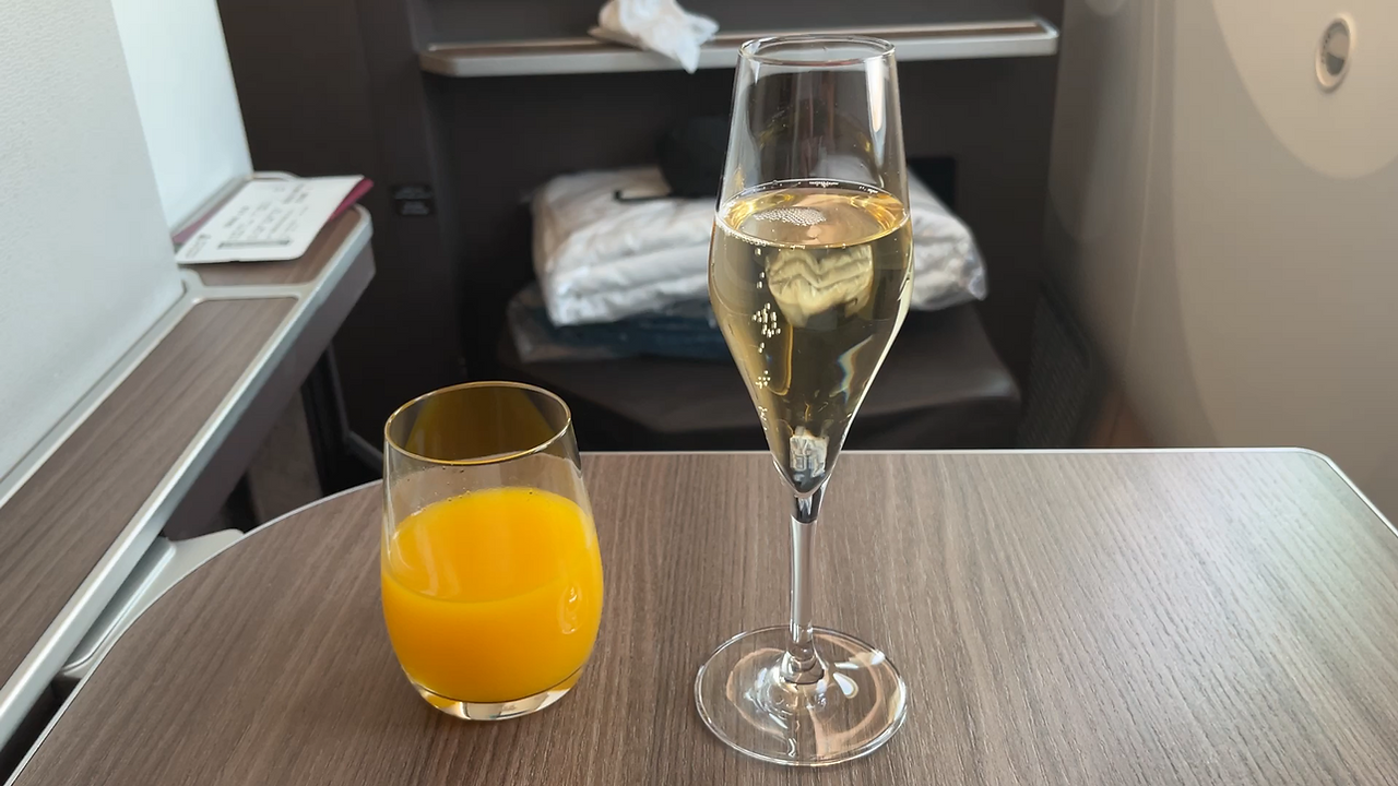 Das Willkommensgetränk in der Oman Air Apex Suite Business Class in der Boeing 787-8