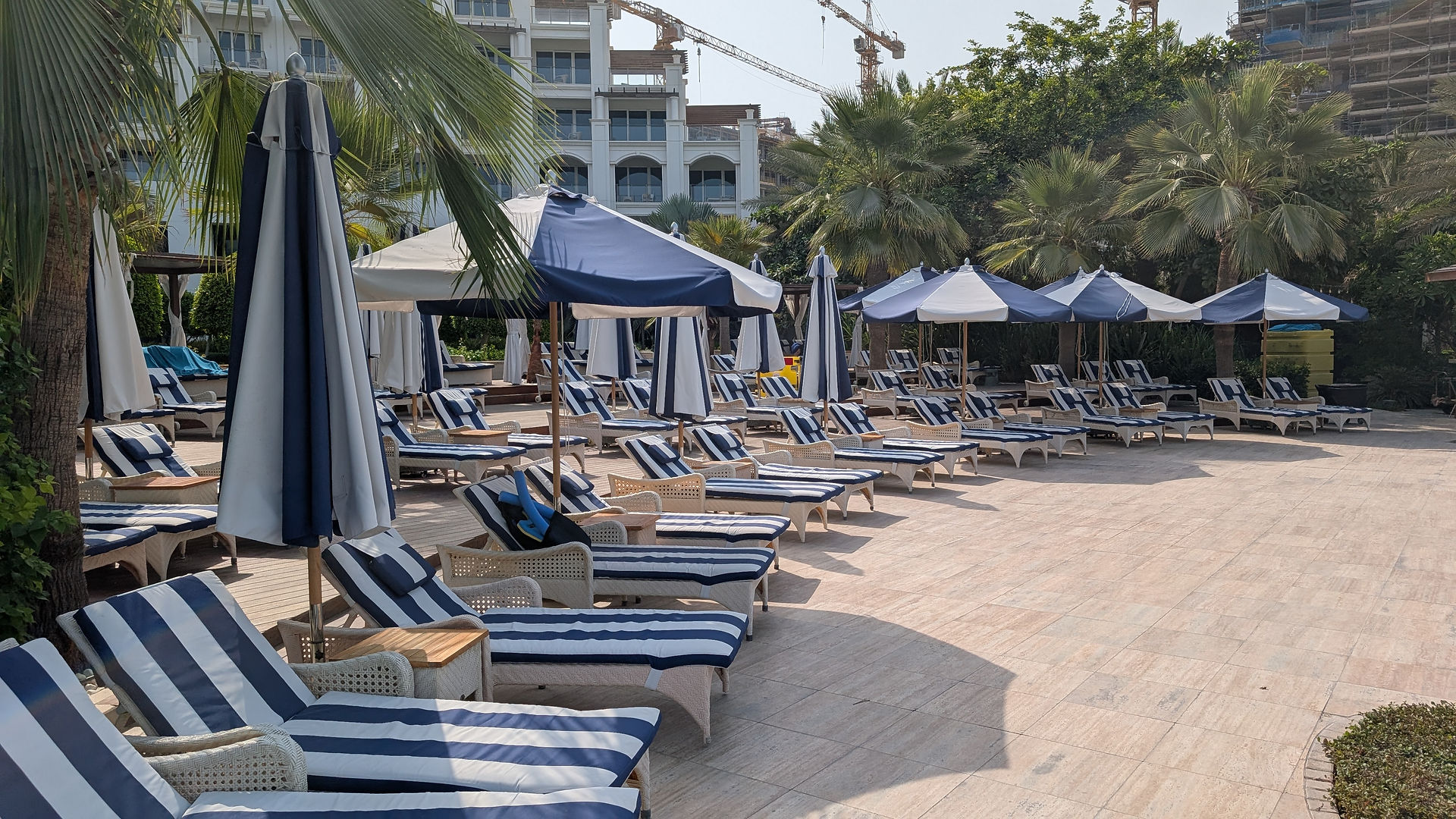Sonnenliegen im Waldorf Astoria Dubai
