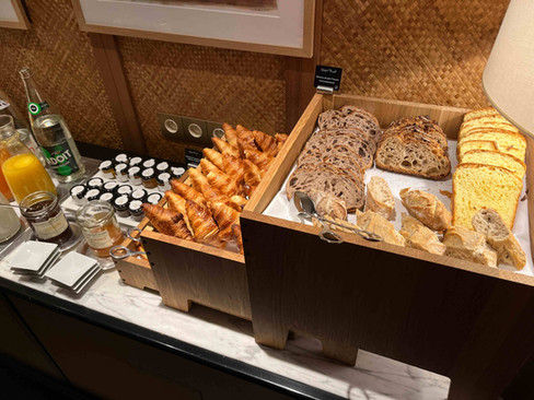 Frühstücksbuffet im Le Belgrand Hotel Paris - Tapestry Collection by Hilton