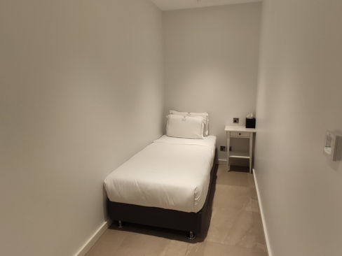 Das Schlafzimmer in der Sky Three Bedroom Suite im Aleph Doha Residences, Curio Collection by Hilton