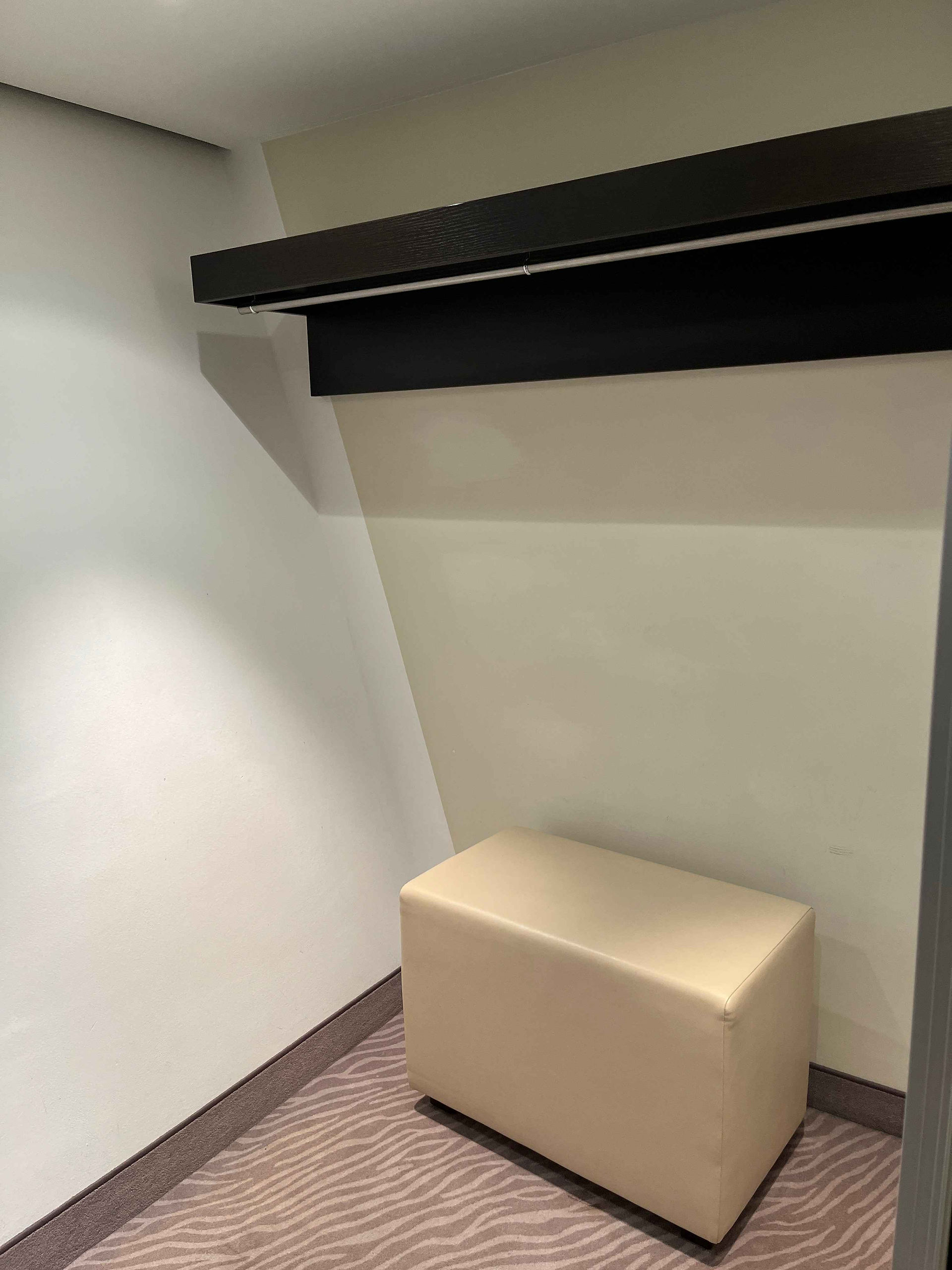 Die Ankleide in der Junior Suite im Hilton Garden Inn Innsbruck Tivoli