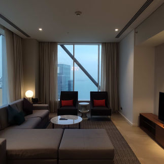 Das Wohnzimmer der Sky Three Bedroom Suite im Aleph Doha Residences, Curio Collection by Hilton
