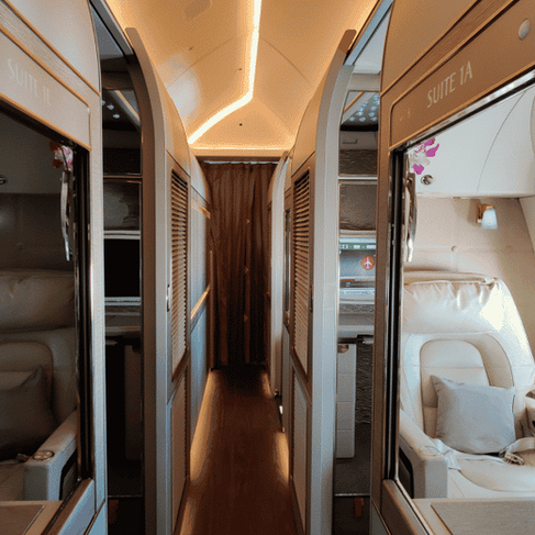 Der Gang durch die Emirates First Class Kabine mit der Game Changer First Class