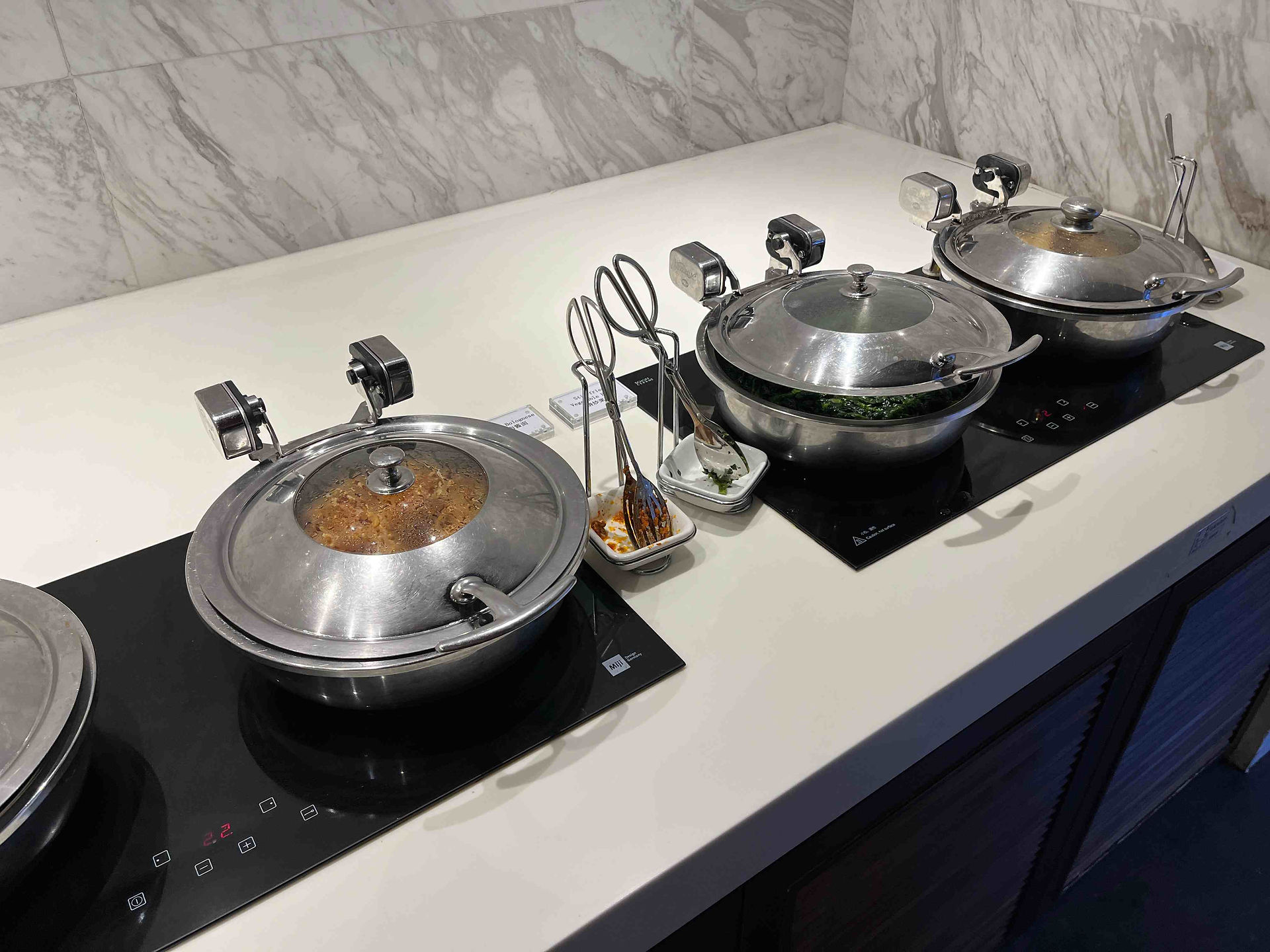 Buffet in der China Eastern Airlines No. 36 Lounge in Shanghai