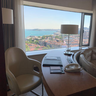 Schreibtisch mit Aussicht im Conrad in Istanbul
