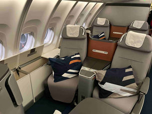 Die Lufthansa Business Class Kabine und Sitze im Upper Deck der Boeing 747-800
