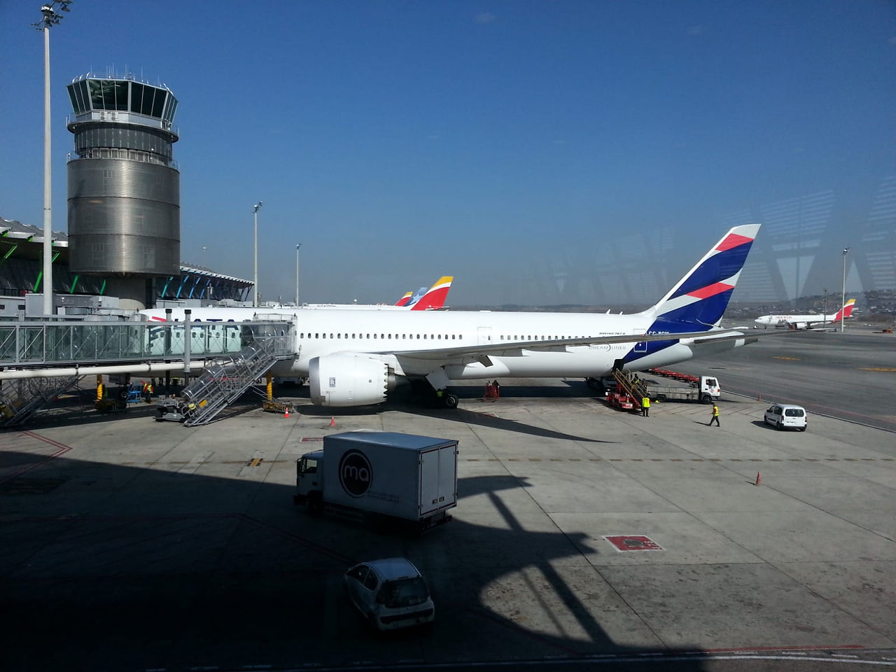Die 787 von Latam am Gate