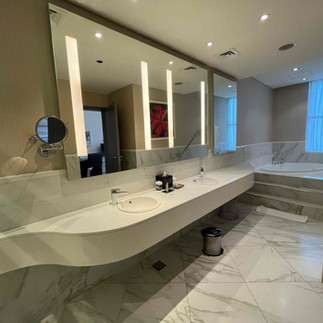 Das Badezimmer im King Panoramic Studio with Sea View im DoubleTree Doha Old Town