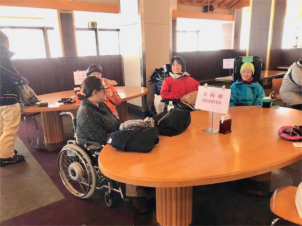 日本航空 北海道スキーツアー「車椅子で雪遊び」を監修/ユニバーサルツーリ