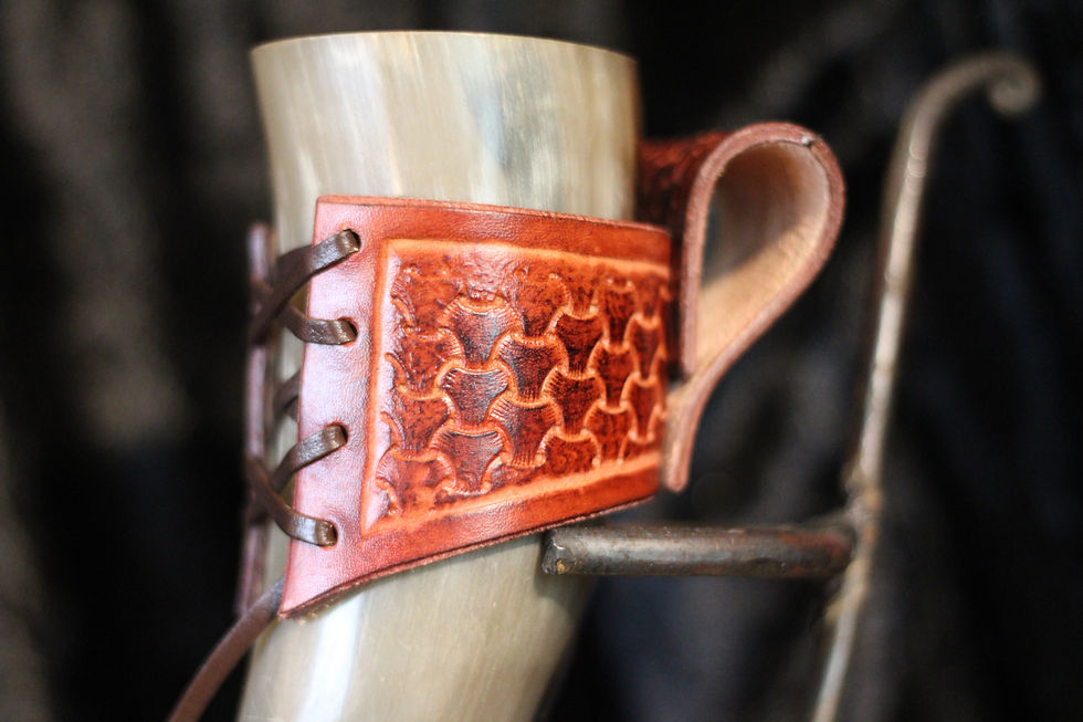 Miniature : Porte corne médiéval en cuir rouge