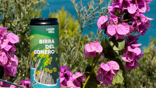 Lattina di birra del Conero con lo sfondo del Monte Conero
