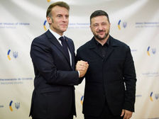 À la recherche du soutien international, le Président Volodymyr Zelensky a rencontré Emmanuel Macron à Washington