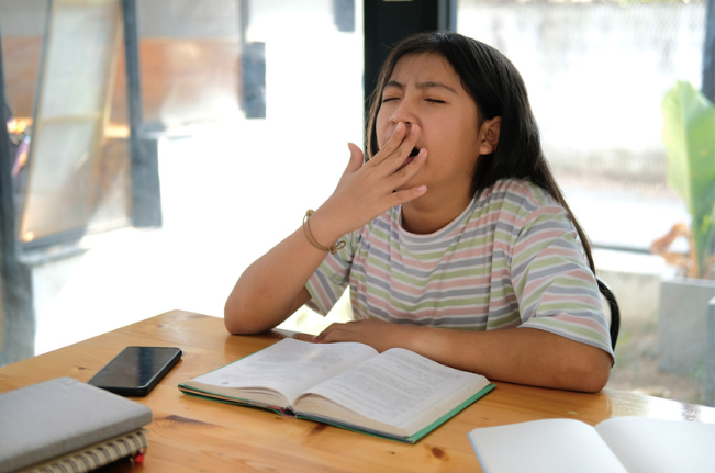 Como Horários Escolares Afetam o Sono e o Desempenho dos Adolescentes