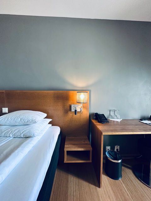 Detailed picture of room