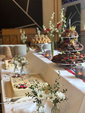 Stort kake- og dessertbord dekorert med rødt, hvitt og blått i forbindelse med 17.mai