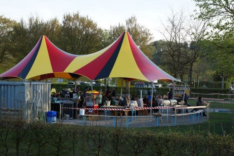una parte esterna del campeggio coperta da un tendone tipo circo