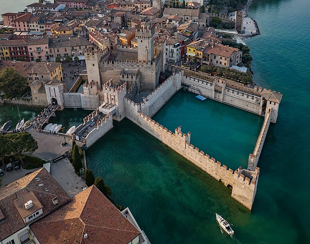 Foto di Wikipedia del castello scaligero visto dall'alto