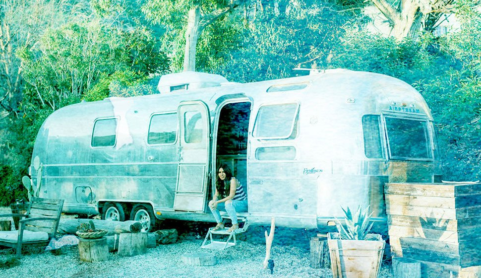 Una vecchia roulotte Airstream. Ci puoi dormire se sosti al camping Fischer's Fritz