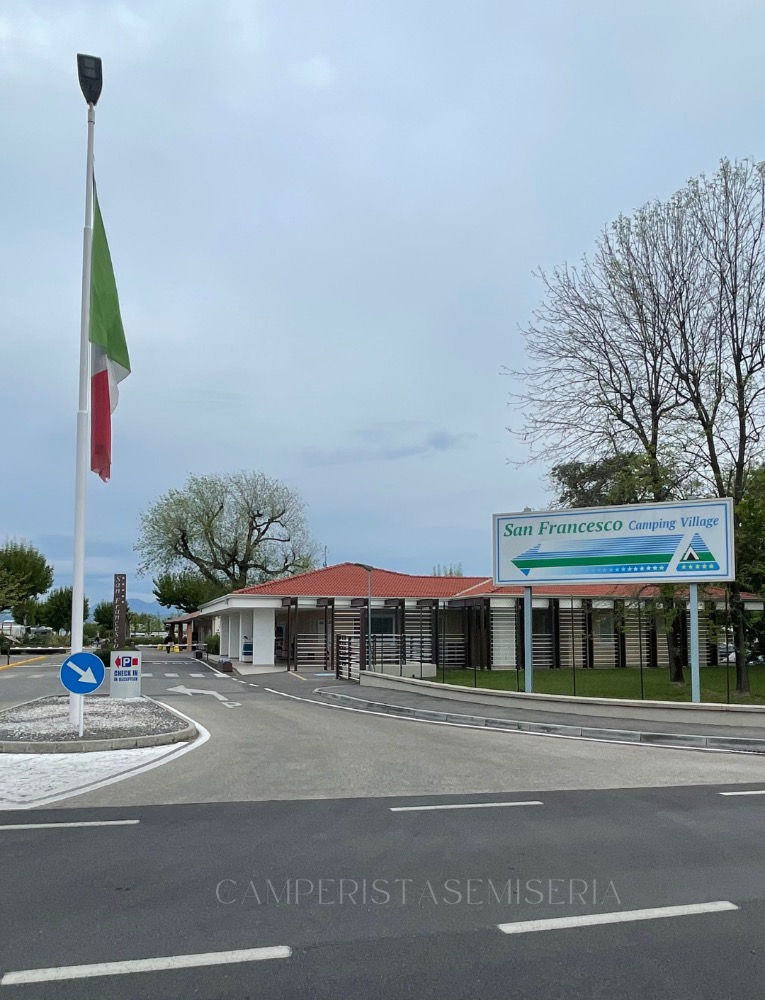 L'entrata e la reception del camping San Francesco