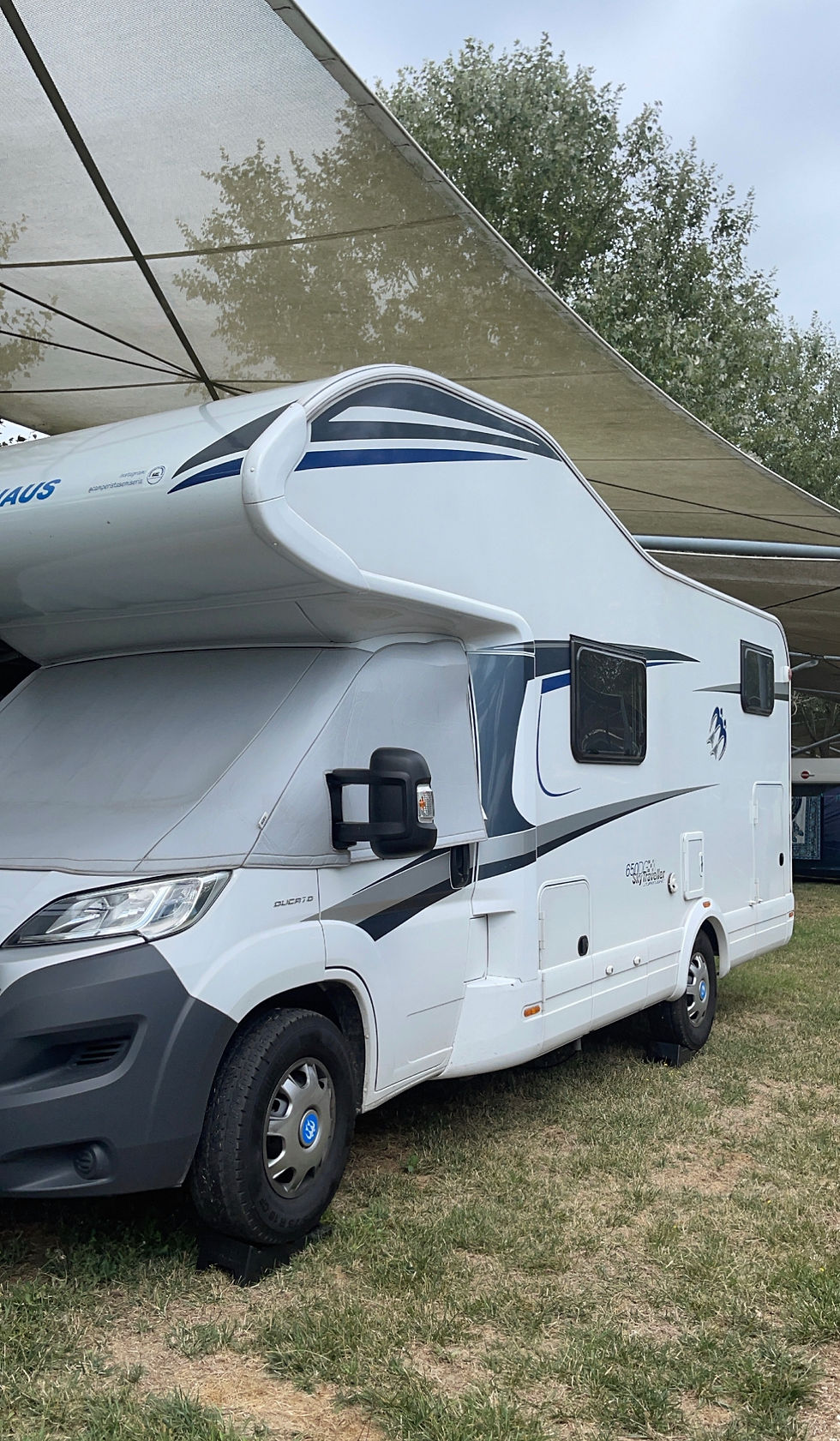 Il nostro camper in campeggio con i teli protettivi