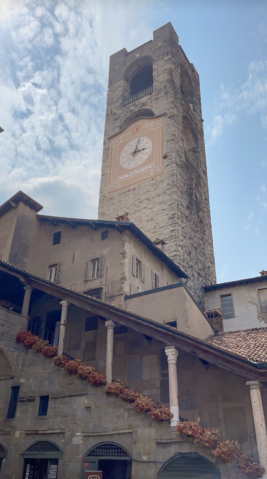 Il campanone in Piazza vecchia a Bergamo con la sua caratteristica scalinata