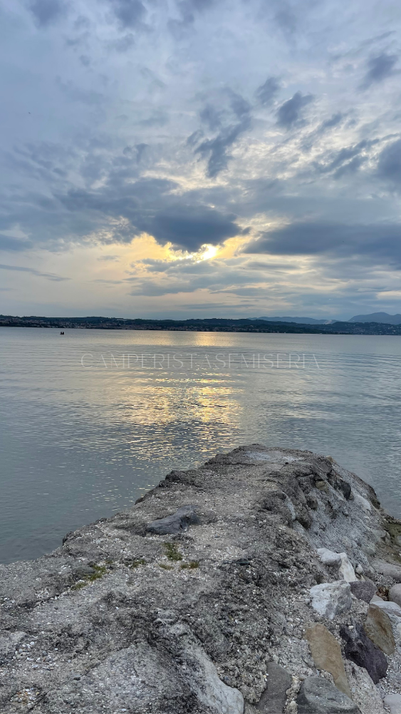 tramonto sul lago visto dal camping San Francesco a Desenzano