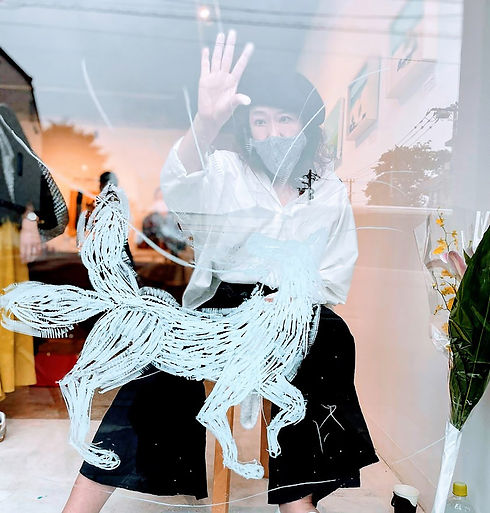 深浦よしえ:美術作家。版画、記録（ライブペイント）、ドローイング、インタラクティブアートインスタレーション、写真など。さまざまな表現方法で「モノ」としての作品を制作。ただその目に見えている「モノ」が作品ではなく、見て聞いて触れる事によって昨日までの日常がいつもとちょっと違う感じがするような「意識の変化」が起こる仕掛けを作品にしており、2020年からはコロナ禍をテーマにした作品をスタートしている。2021年　スペイン/カダ��ケス国際ミニプリント展入賞