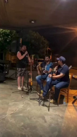 Marrone surpreende fãs ao aparecer em bar de Rio Verde e cantar ao lado de músicos locais