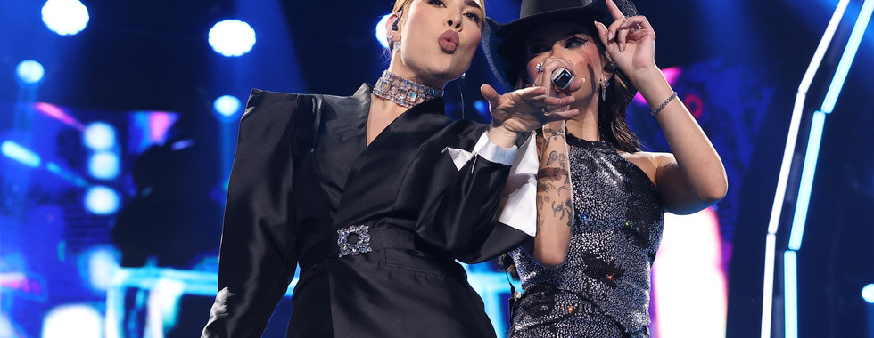 Artistas convidados participam da gravação do projeto Naiara15 ao lado de Naiara Azevedo no palco, durante apresentação ao vivo com iluminação de show e atmosfera festiva celebrando os 15 anos de carreira da cantora.