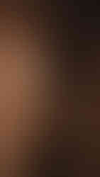 Lauana Prado posa de perfil em estúdio, usando chapéu western e look dourado com franjas, em clima intimista e iluminação quente que destaca sua força e identidade sertaneja.