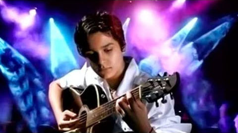 Imagem do jovem Luan Santana tocando violão na capa do EP “O Gurizinho”, com fundo colorido em tons de roxo e azul.