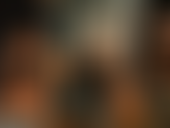 Gustavo Mioto em estúdio compondo e tocando violão em montagem com três fotos, mostrando o cantor concentrado no processo criativo durante sessão musical.