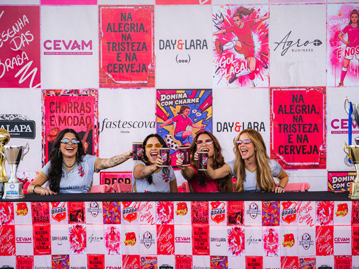 Day e Lara, Lary e Mariana Fagundes brindam juntas durante gravação do projeto “Resenha das Braba”, em cenário decorado com referências ao futebol e ao sertanejo.