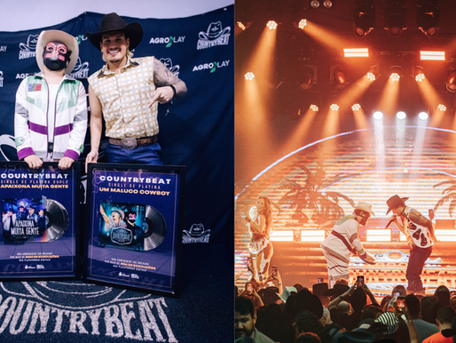 CountryBeat posa com discos de platina no palco do Villa Country durante a Villa Fantasy.