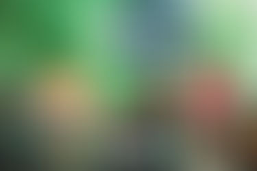 Hugo & Guilherme se apresentam em formato acústico no projeto “No Pelo 360”, sentados em banquetas ao ar livre, com violão e microfone, acompanhados por músicos ao fundo e um cenário verde natural, destacando o clima intimista do show.