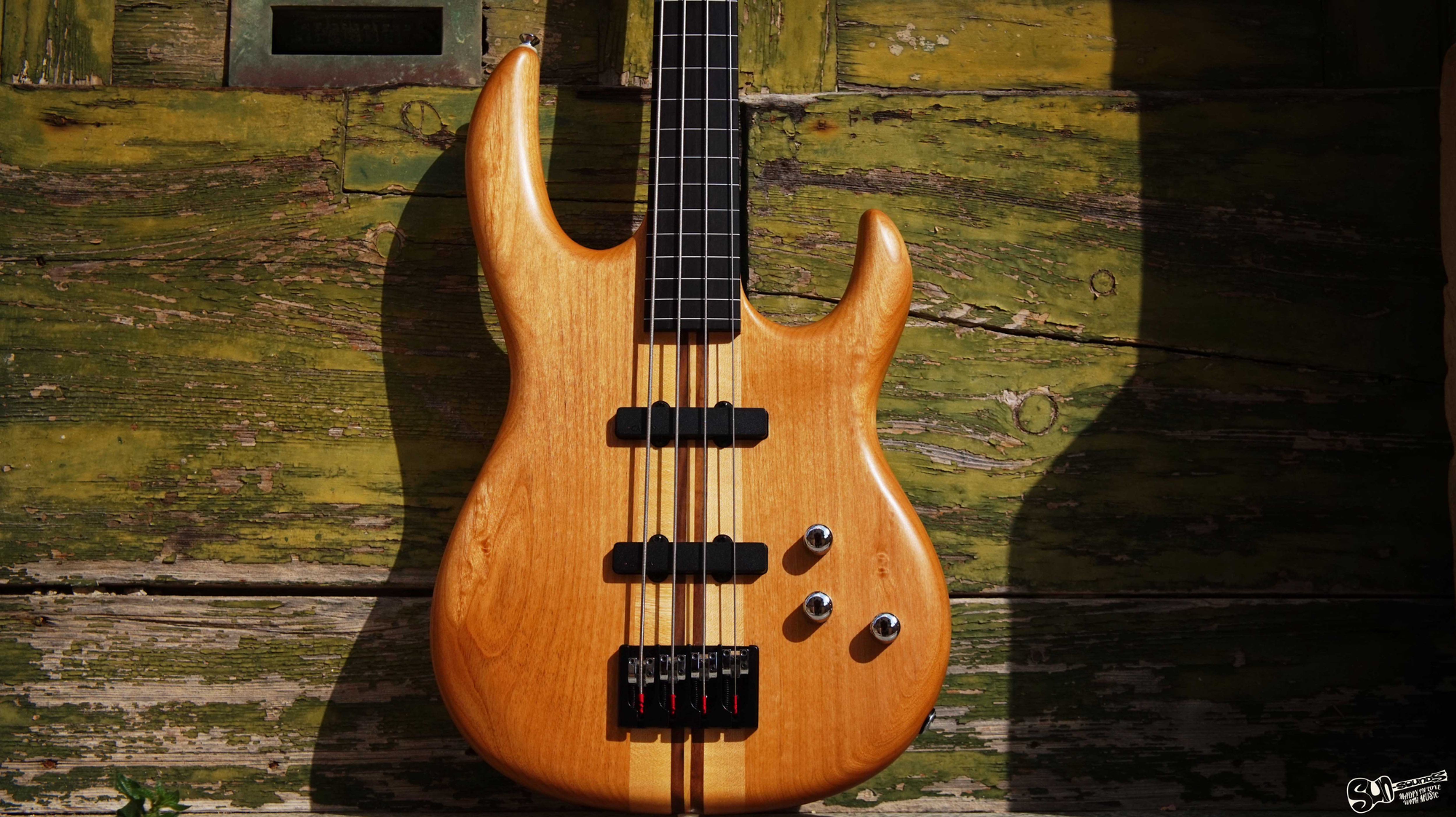 Carvin LB70 Lined Fretless Bass Guitar