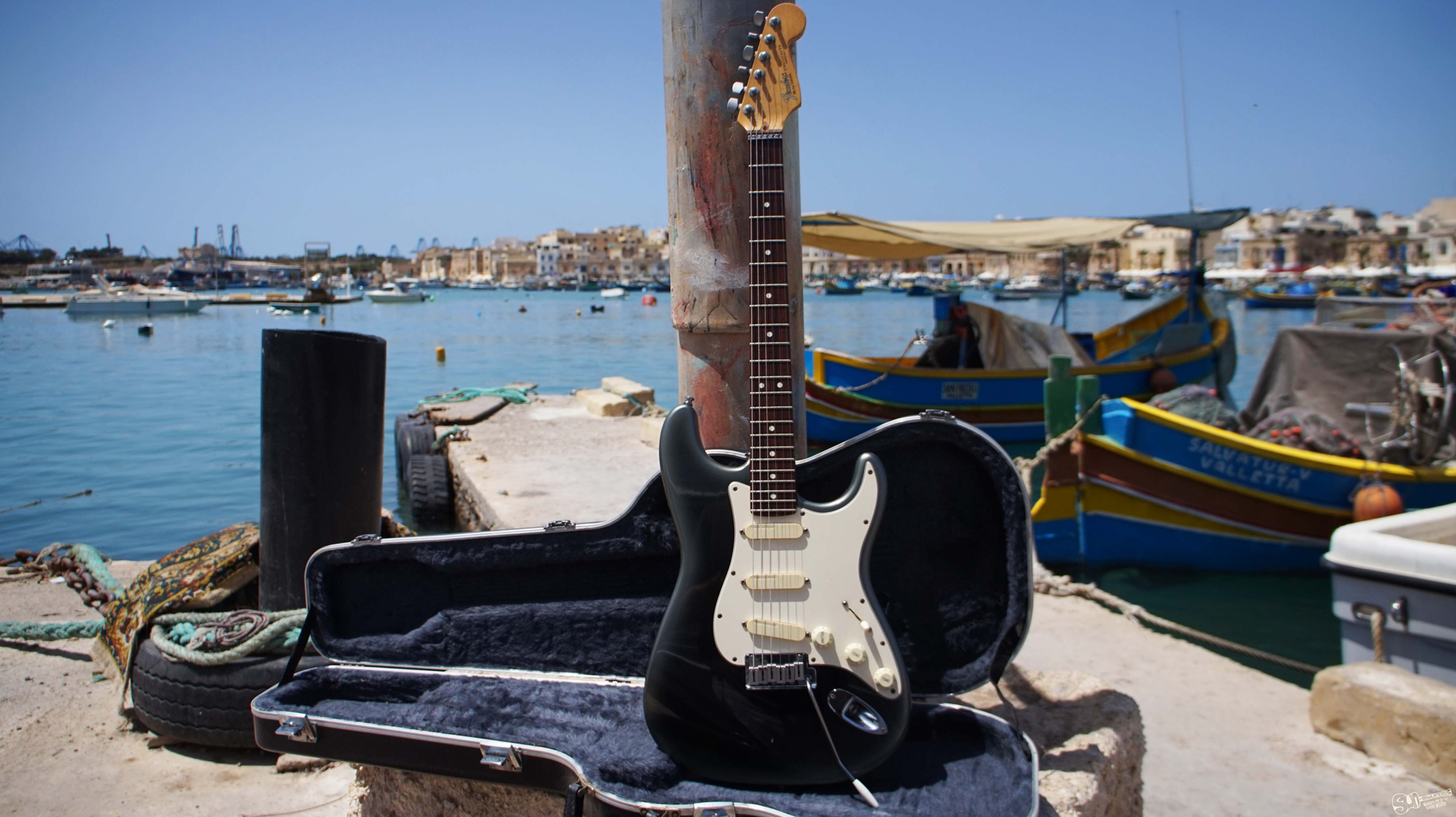 fender stratocaster deluxe online