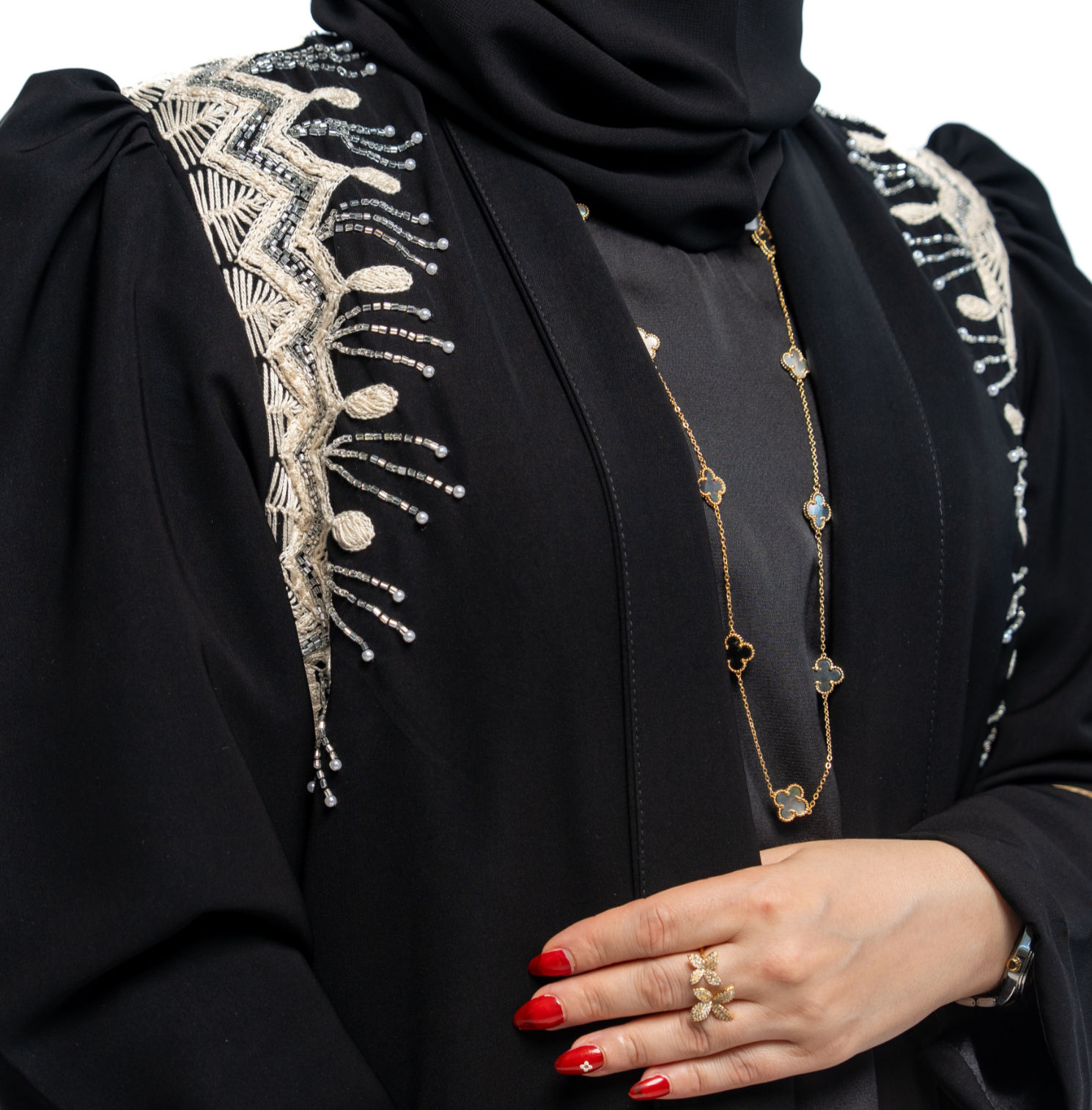 عباية حرير بتطريز سكري