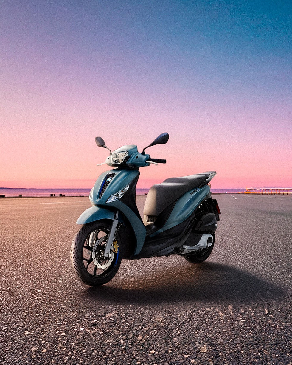 Wherever your mood goes, #PiaggioMedley makes space for it. 😊___There is a lot of room fo