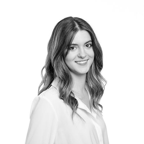 fekete fehér mosolygós, fehér inges női portréfotó stúdióban fehér háttérrel