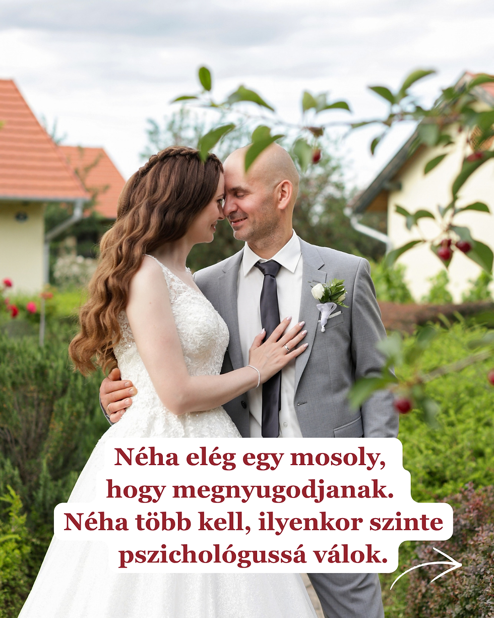 Egymáshoz bújó, mosolygó esküvői pár, fehér ruhás menyasszony és szürke öltönyös vőlegény a ceglédi Béni farmon