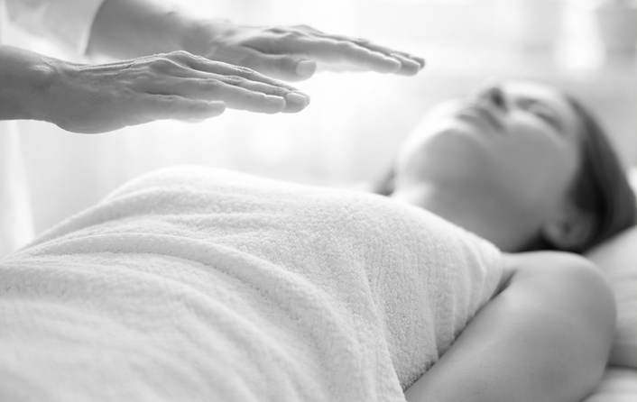 Séance de Reiki en noir et blanc.png