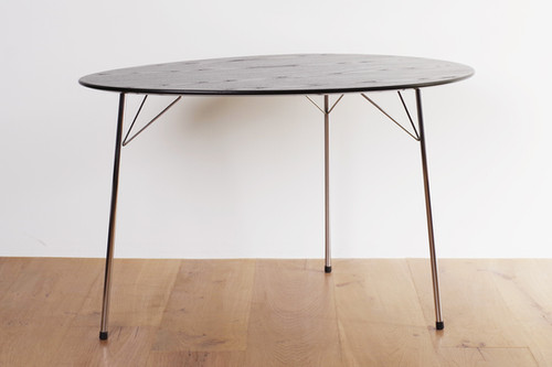 Egg Table - 100th Anniversary Edition / Fritz Hansen | BUILDING
