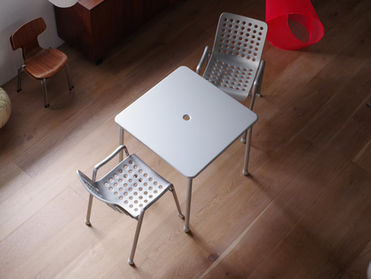 Landi Chair & Davy Table / Vitra